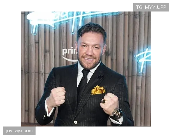 康纳·麦格雷戈在家喝蛋白粉都用香槟杯